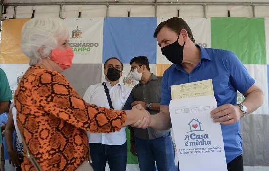 Prefeito Orlando Morando entrega escrituras a 913 famílias do Jardim Cantareira