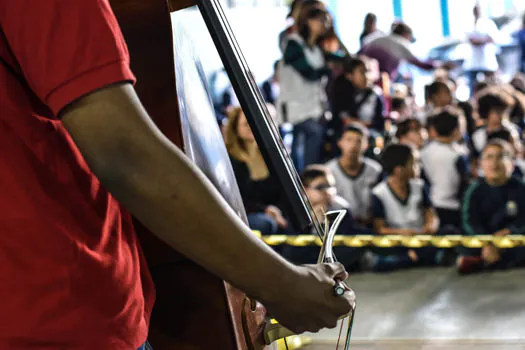 Orquestra se apresenta para alunos de escola municipal