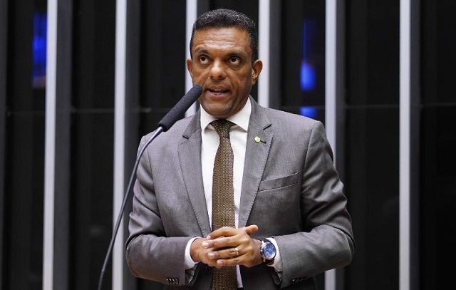 Bolsonarista Otoni de Paula vai à posse de Tebet e diz estar aberto ao diálogo