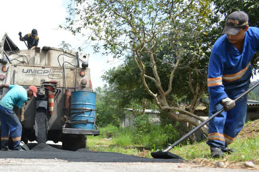 Ribeirão Pires faz nivelamento de vias em Ouro Fino