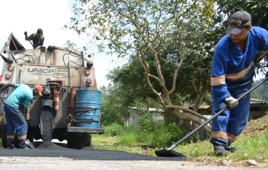 Ribeirão Pires faz nivelamento de vias em Ouro Fino