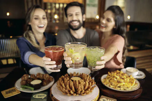 Outback celebra Dia do Amigo com bebidas alcoólicas pela metade do preço