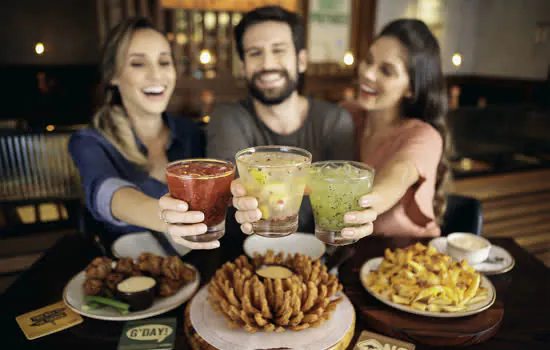 Outback celebra Dia do Amigo com bebidas alcoólicas pela metade do preço