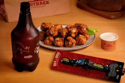 Outback se une à Petz e MeuAuAu para incentivar adoção de cães