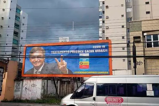 Outdoor com Garoto-Propaganda da Cloroquina é retirado