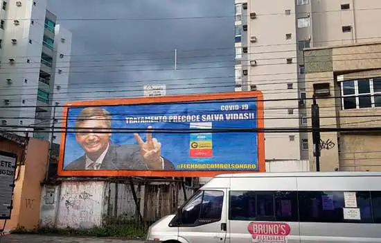 Outdoor com Garoto-Propaganda da Cloroquina é retirado