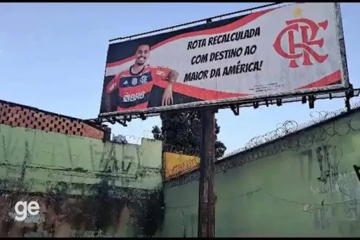 Torcida do Flamengo provoca Atlético-MG e homenageia Allan com outdoor em BH