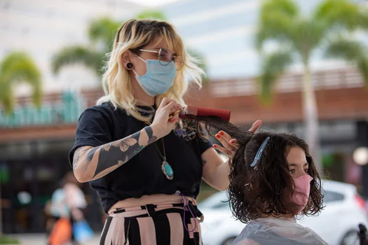 Outubro Rosa: Parque D. Pedro Shopping recebe doações de cabelos e lenços