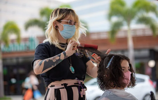 Outubro Rosa: Parque D. Pedro Shopping recebe doações de cabelos e lenços