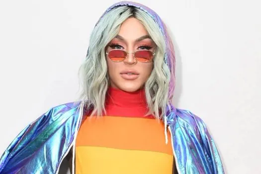 Pabllo Vittar vacinada com primeira dose contra Covid-19: “Viva o SUS”