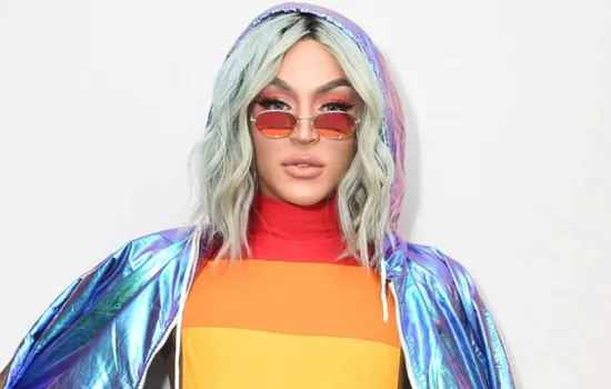 Pabllo Vittar vacinada com primeira dose contra Covid-19: “Viva o SUS”