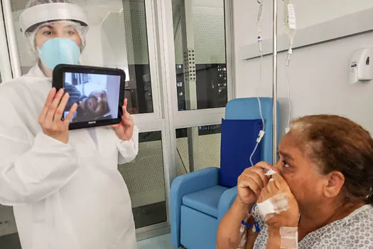 Pacientes com Covid-19 recebem visitas virtuais no Hospital de Urgência