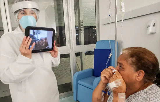 Pacientes com Covid-19 recebem visitas virtuais no Hospital de Urgência