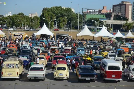 Esplanada do Paço de São Bernardo recebe encontro de carros antigos e festa flashback