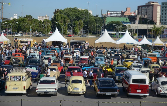 Esplanada do Paço de São Bernardo recebe encontro de carros antigos e festa flashback