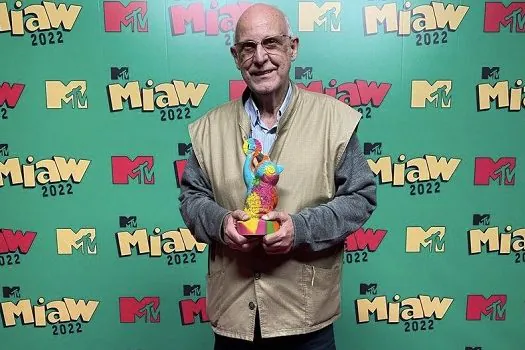 Padre Júlio Lancellotti pede luta por justiça ao ganhar prêmio na MTV