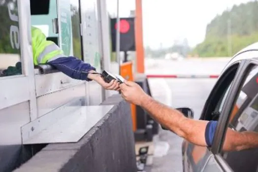 Pagamento com cartão por aproximação já é aceito em 91 praças de pedágio do Estado