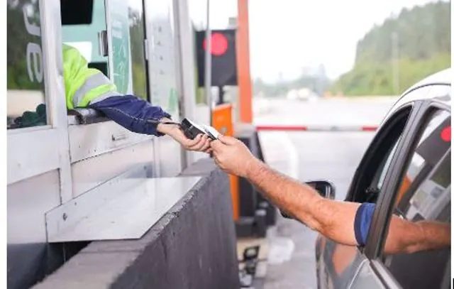 Pagamento com cartão por aproximação já é aceito em 91 praças de pedágio do Estado