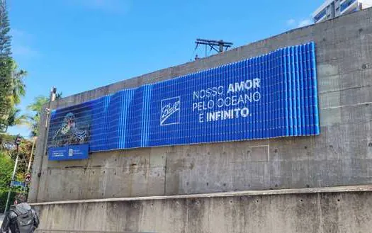 Painel feito com 1.400 latas de alumínio é inaugurado no metrô Sumaré