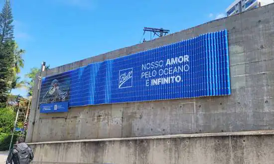 Painel feito com 1.400 latas de alumínio é inaugurado no metrô Sumaré