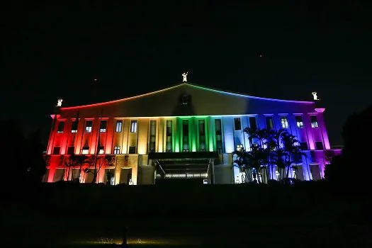 Palácio dos Bandeirantes é iluminado para o Dia Estadual de Luta contra a Homofobia