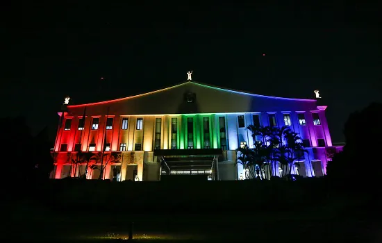 Palácio dos Bandeirantes é iluminado para o Dia Estadual de Luta contra a Homofobia