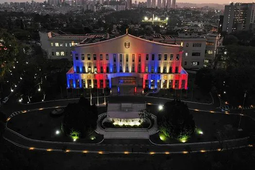 Palácio dos Bandeirantes ilumina fachada em homenagem à rainha Elizabeth II