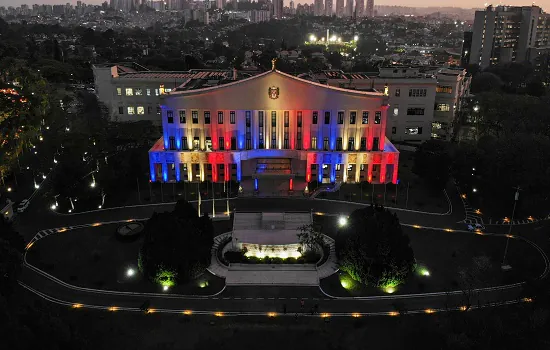 Palácio dos Bandeirantes ilumina fachada em homenagem à rainha Elizabeth II