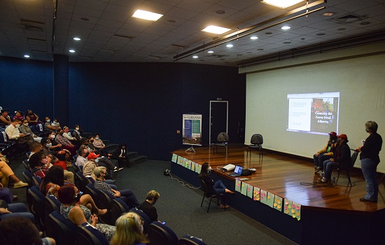 Integrantes do MST fazem palestra para participantes das hortas comunitárias de Diadema