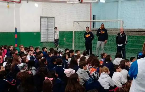 Atleta olímpico de Taekwondo ministra palestra em escola