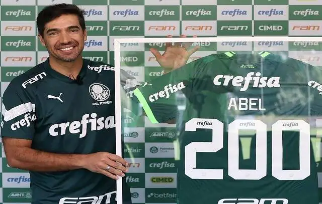 Palmeiras homenageia Abel por marca de 200 jogos no comando do time