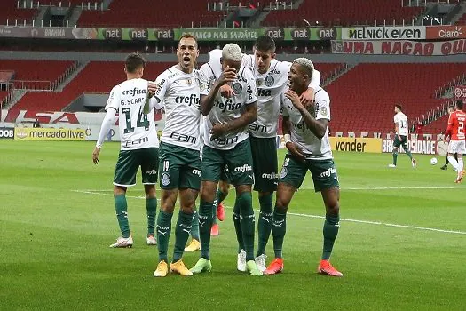 Com um a menos, Palmeiras marca no fim e supera o Inter no Beira-Rio