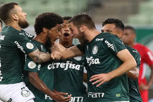 Mesmo jogando mal, Palmeiras vence Bragantino e segue no pelotão da frente do Brasileirão