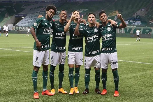 Palmeiras faz 4 a 0 no Corinthians e se aproxima da liderança do Brasileirão