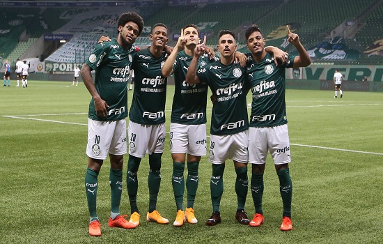 Palmeiras faz 4 a 0 no Corinthians e se aproxima da liderança do Brasileirão