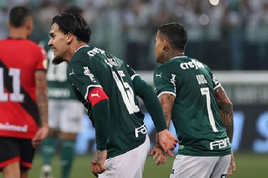 Palmeiras faz 4 gols em 7 minutos, goleia Atlético-GO e dispara no Brasileirão