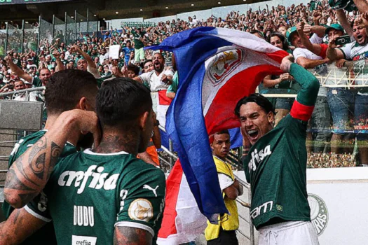 Palmeiras sofre susto no fim, mas derrota Inter e segue líder do Brasileirão