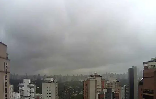 Com previsão de pancadas de chuva em SP