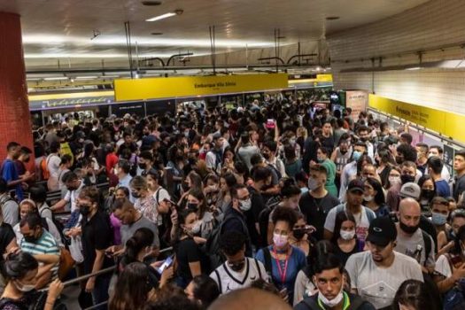 Linha 4-amarela do metrô de SP é paralisada e deixa usuários presos nos trens