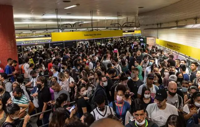 Linha 4-amarela do metrô de SP é paralisada e deixa usuários presos nos trens