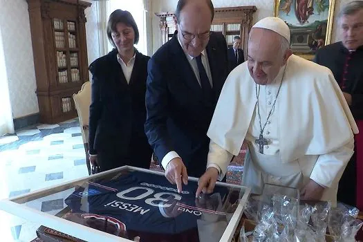 Premiê francês presenteia papa com camisa de Messi autografada