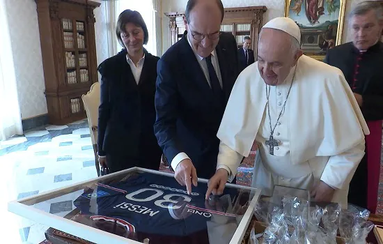 Premiê francês presenteia papa com camisa de Messi autografada