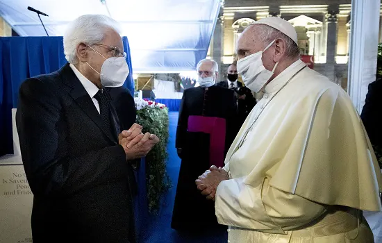 Papa Francisco é internado para cirurgia no intestino