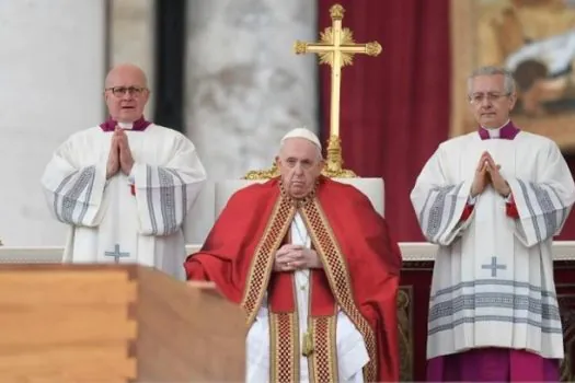 Papa Francisco destaca ‘sabedoria e dedicação’ de Bento XVI durante funeral