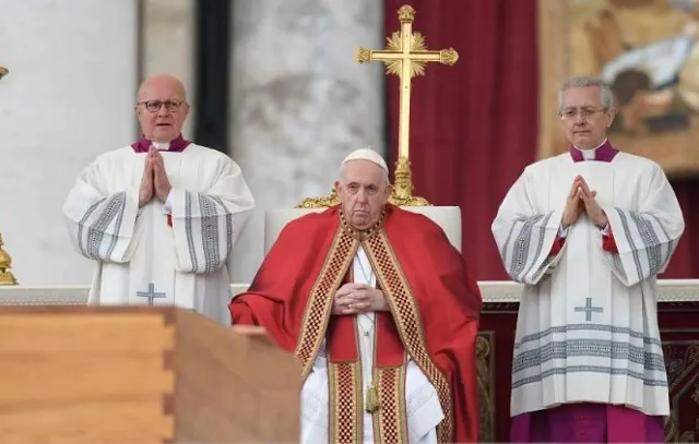 Papa Francisco destaca ‘sabedoria e dedicação’ de Bento XVI durante funeral