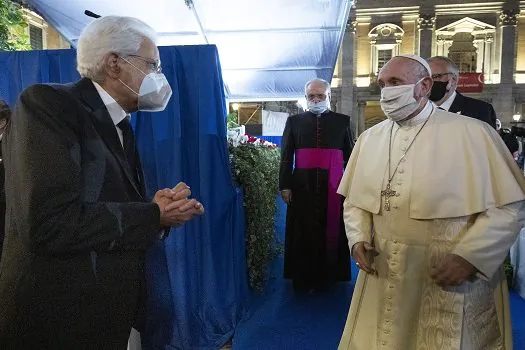 Em vigília de Páscoa, papa diz esperar renascimento pós-pandemia