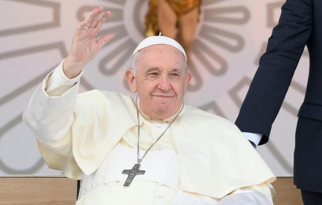Papa Francisco se reúne com vítimas de abuso sexual durante JMJ em Portugal