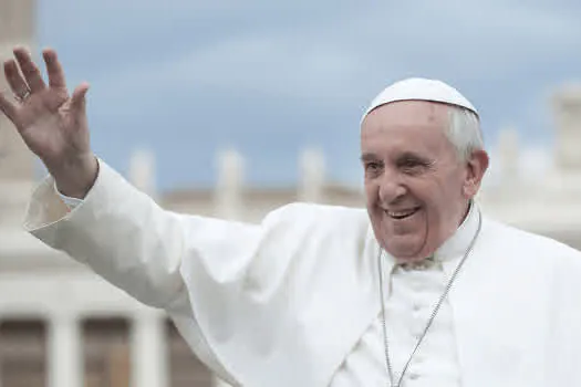 Papa Francisco fica preso em elevador por 25 minutos