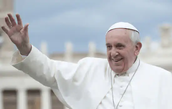 Papa Francisco fica preso em elevador por 25 minutos