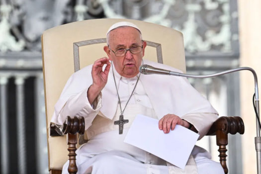 Papa Francisco interrompe discurso devido a dificuldades respiratórias no Vaticano